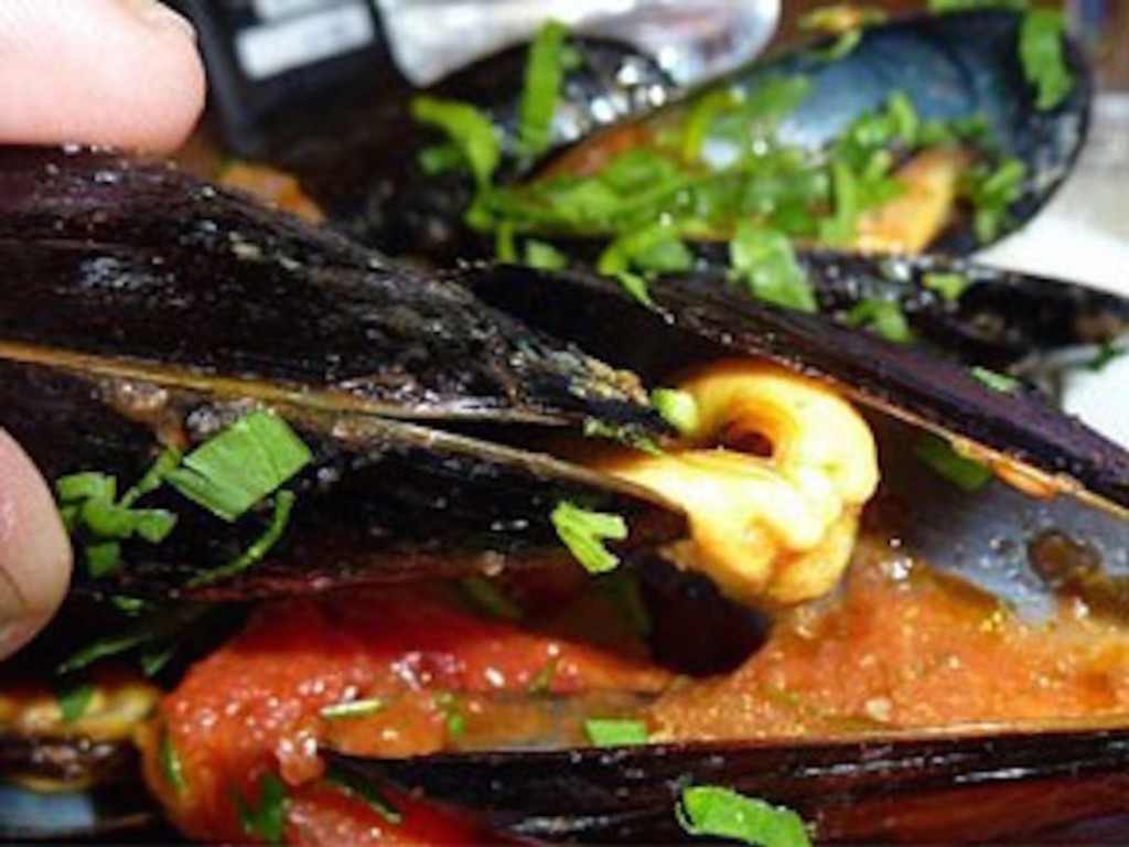 Cozze: mangiarle senza sporcarsi le mani.