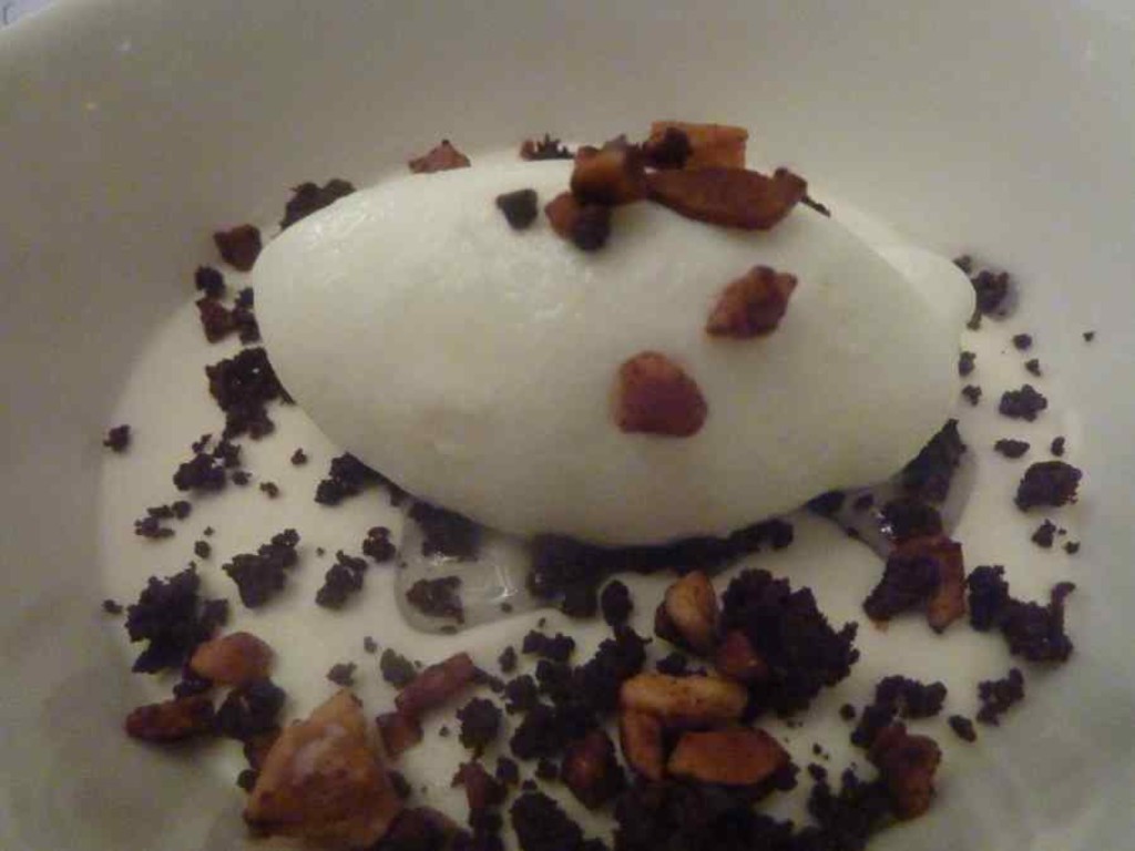 Caffè bianco setato, polvere di cacao, gelato all' eucalipto e mandorle tostate