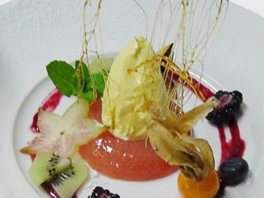 Ciambellina di rabarbaro con gelato di lemon grass, salsa di mirtilli e insalata di frutta fresca