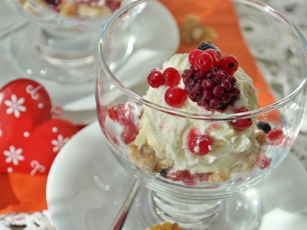 Coppa gelata ai lamponi e ribes