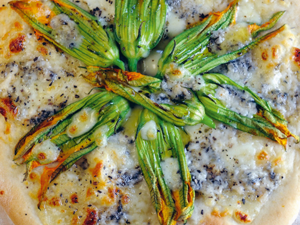 Pizza ai fiori di zucca e gorgonzola