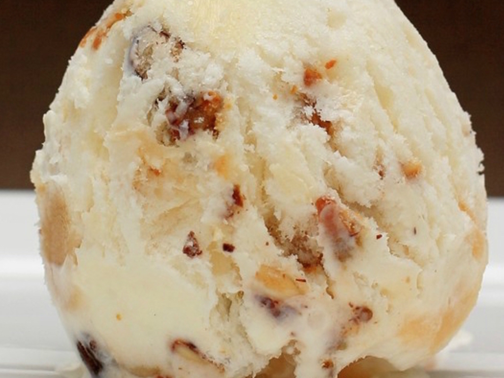 Gelato al limone, panna e croccante di mandorle, senza gelatiera