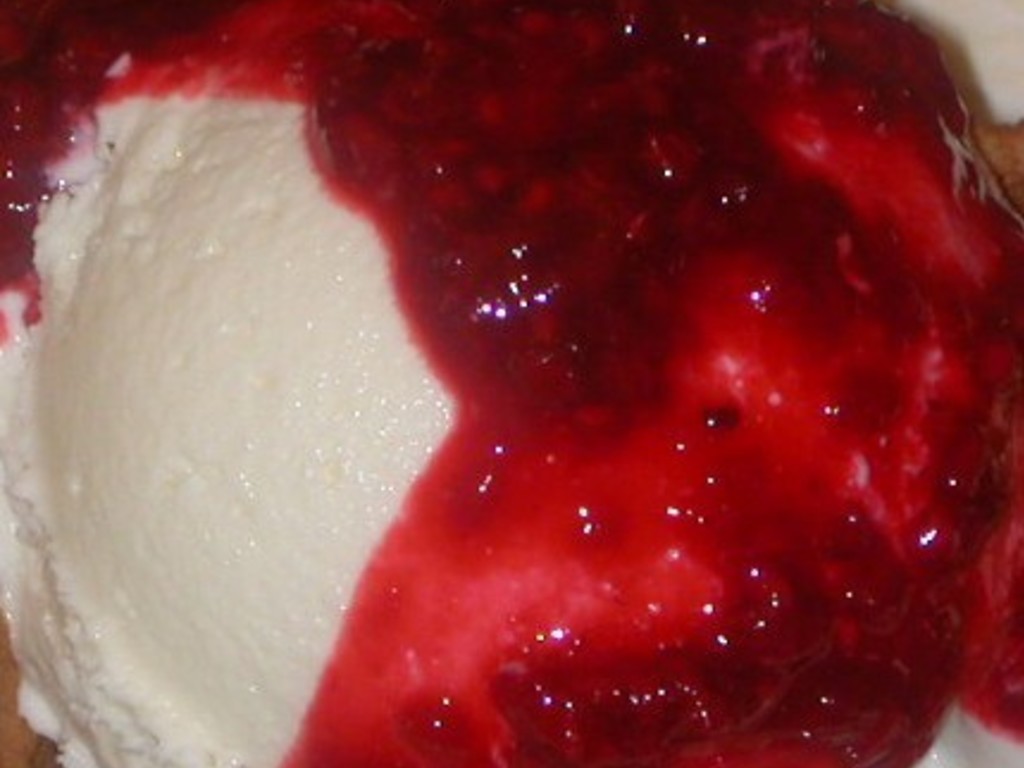 Gelato alla crema con salsa di fragole