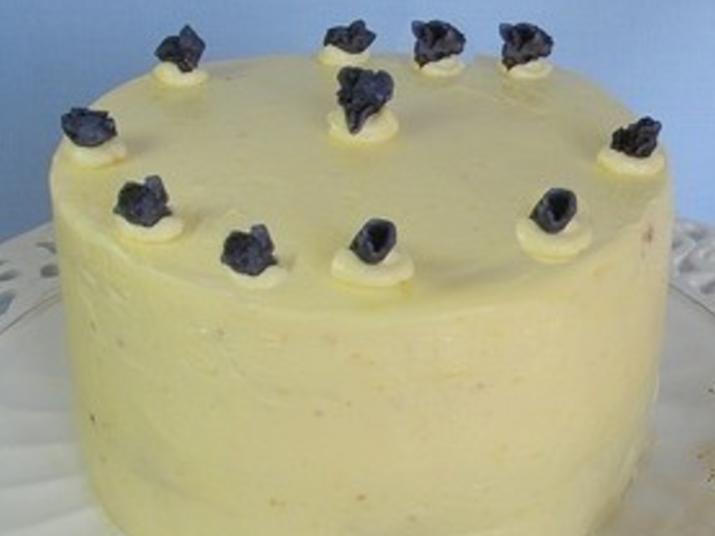 Gelato alla crema con violette candite