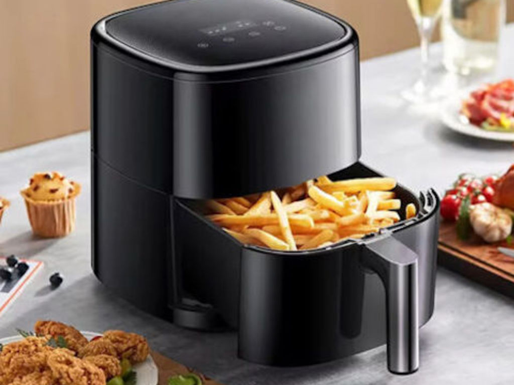 Patate fritte nella friggitrice ad aria