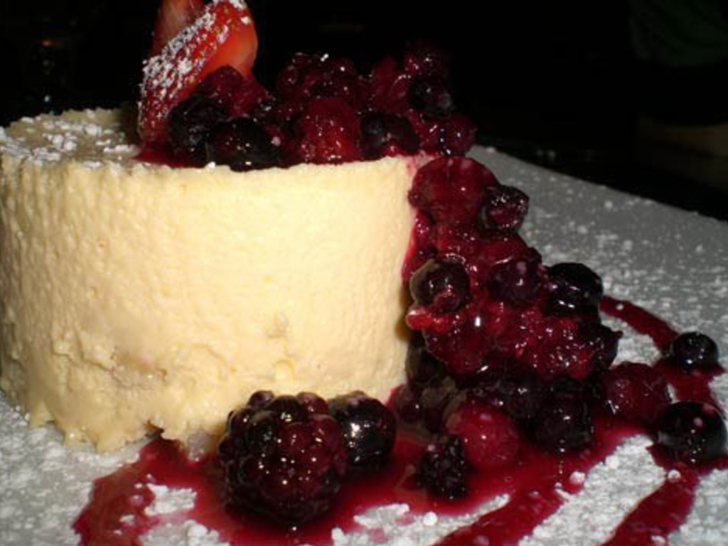 Gelato di arancio con composta di frutti di bosco
