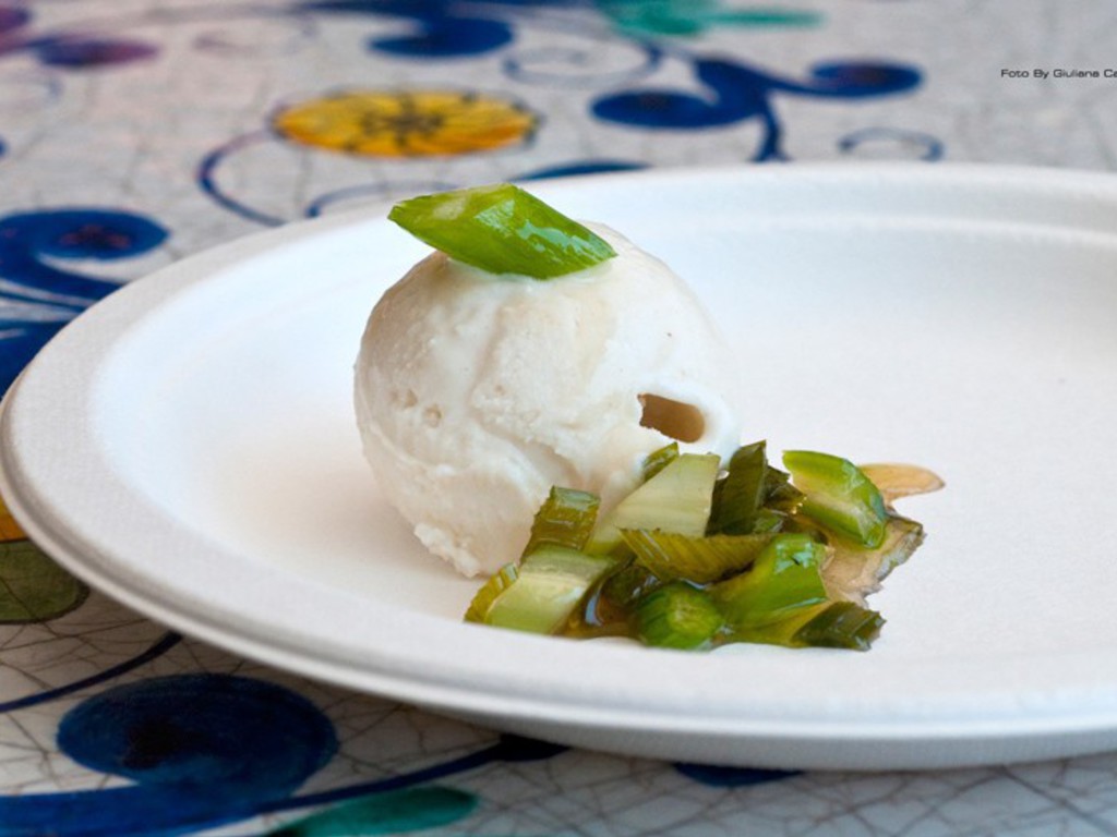 Gelato di gorgonzola e noci con sedano caramellato al BBQ