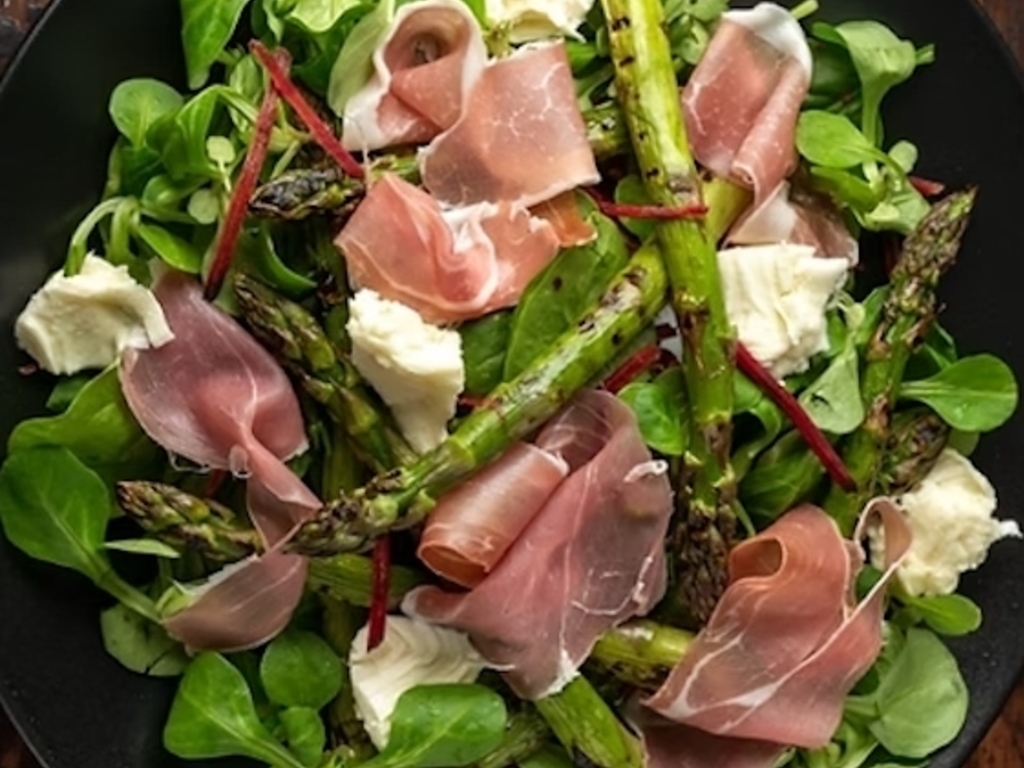 Insalata di valeriana, mozzarella, prosciutto crudo e asparagi