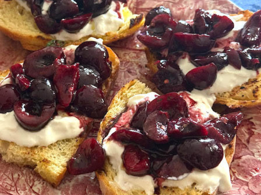Crostoni  di stracciatella e ciliegie