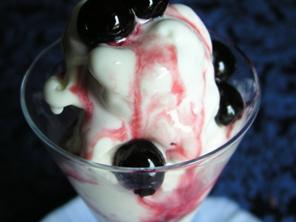 Gelato di yoghurt e amarene sciroppate