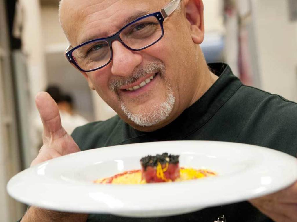 Semifreddo al limoncello con grissini di meringa al cioccolato e granella di pistacchio, insalatina di fragole