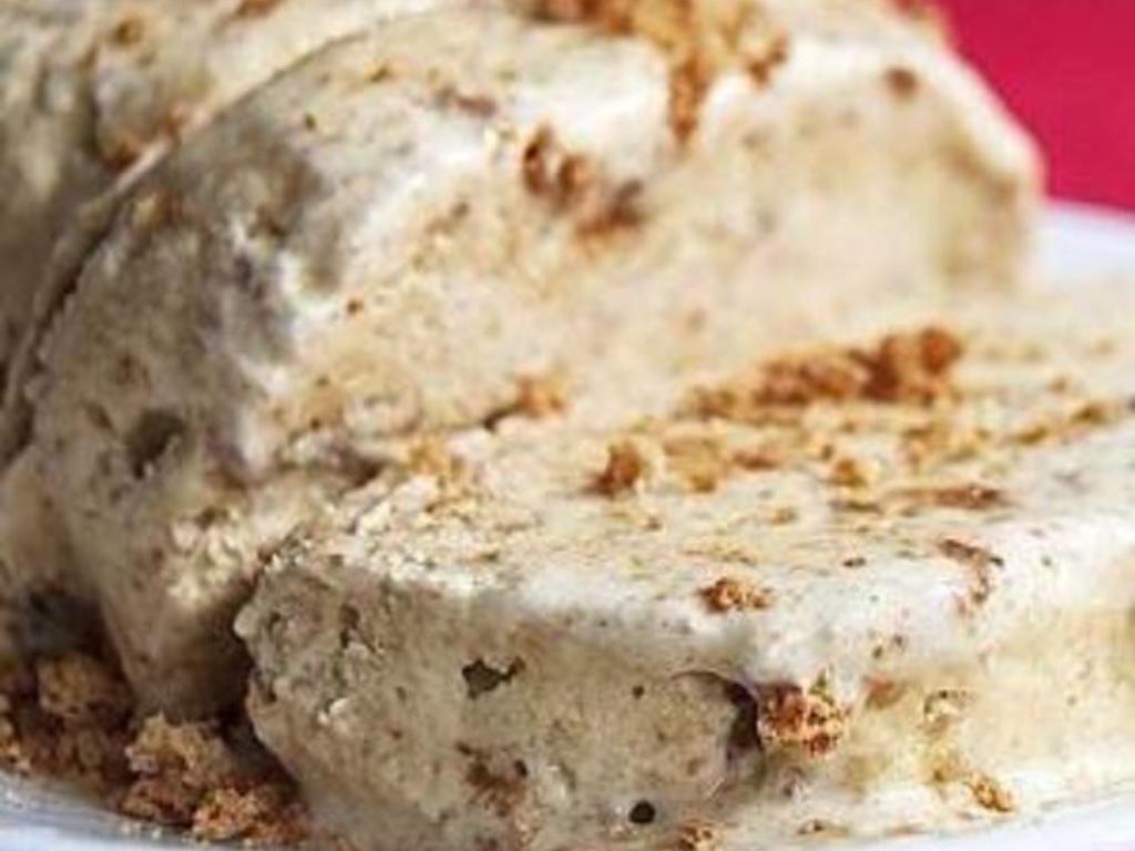 Semifreddo al mascarpone e amaretti con salsa al caffè
