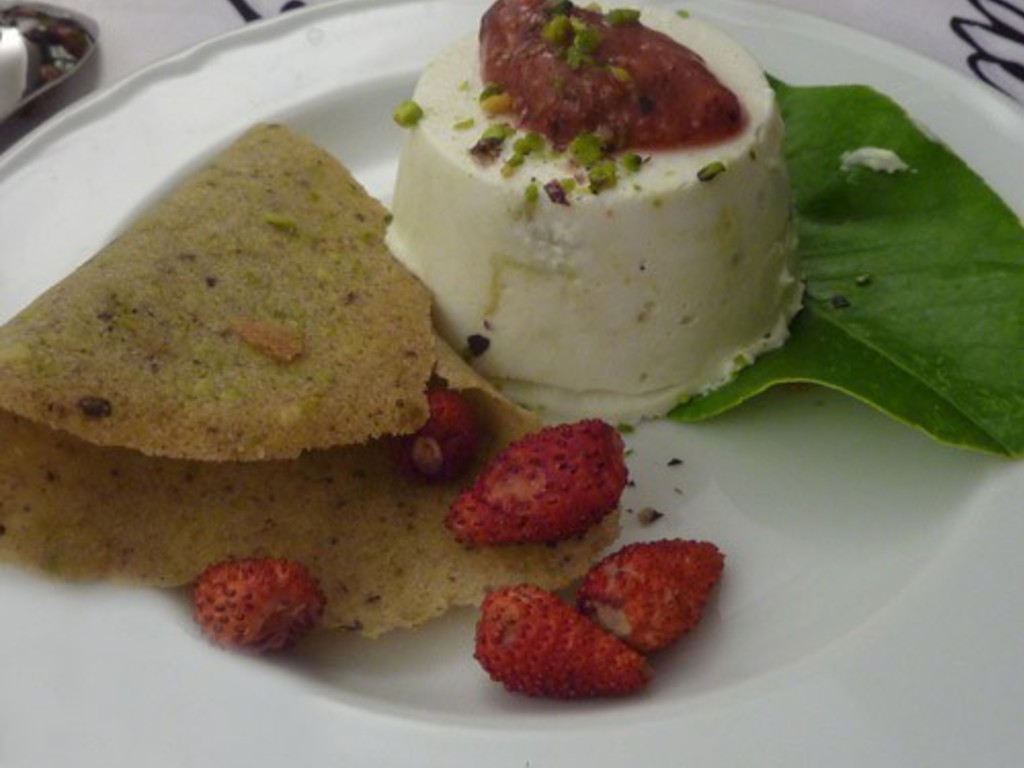 Semifreddo di ricotta e pistacchi con fragoline di bosco