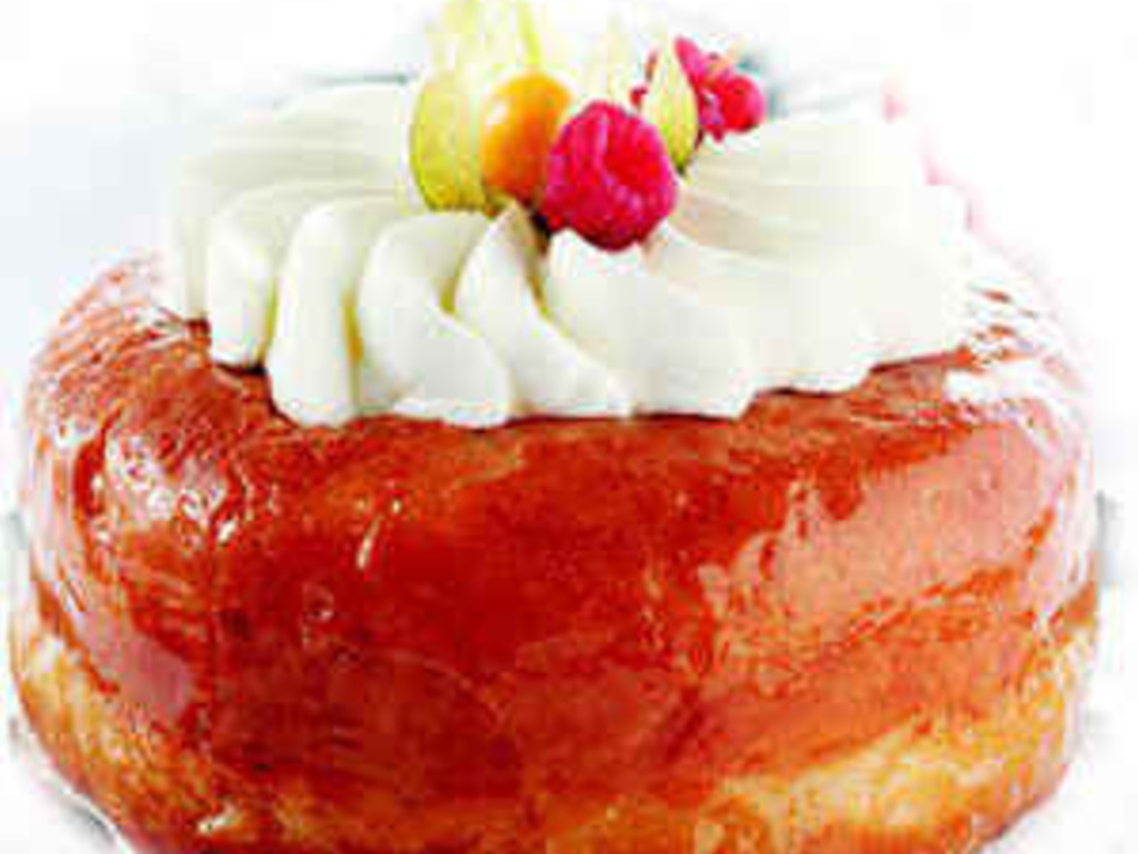 Babà al limoncello con fragole e panna