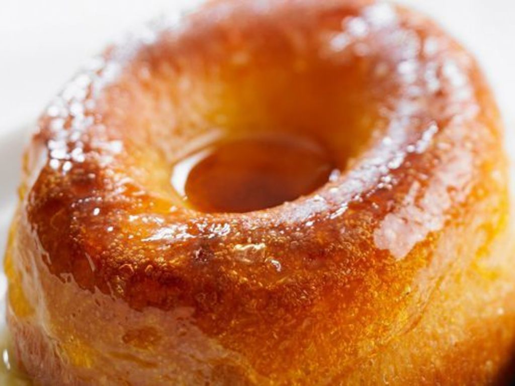 Babà al rhum con zabaglione caldo