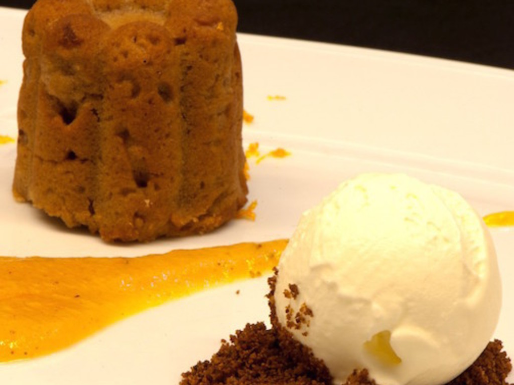 Cake di castagne con salsa ai kaki e gelato al fior di latte