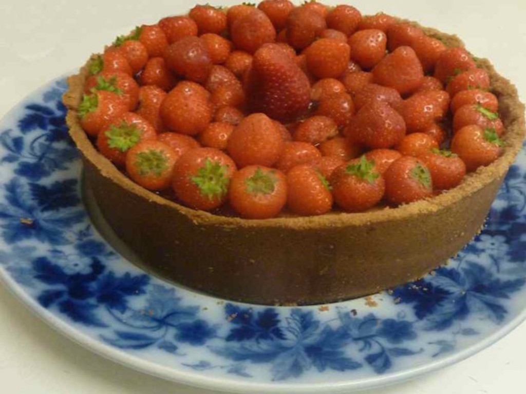 Cheesecake con marmellata di fragole e fragole fresche