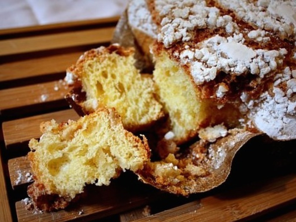Colomba pasquale soffice, arancia in salsa e sale in scaglie