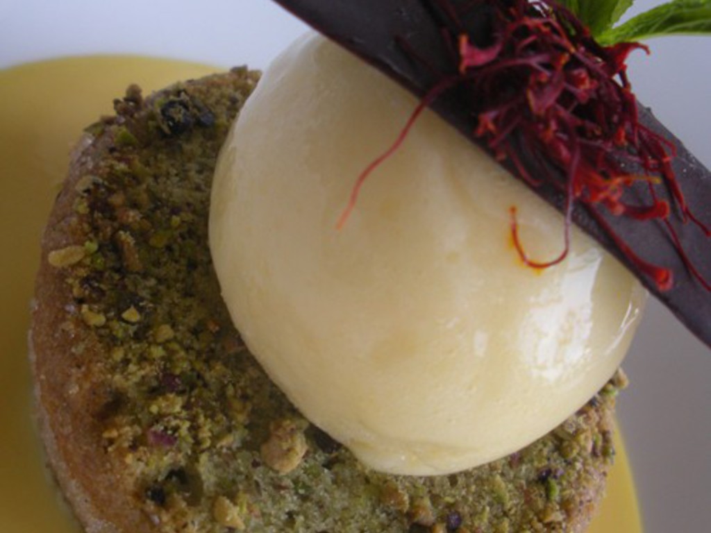 Panettoncino al pistacchio di Bronte con zabaione al passito e gelato alla ricotta