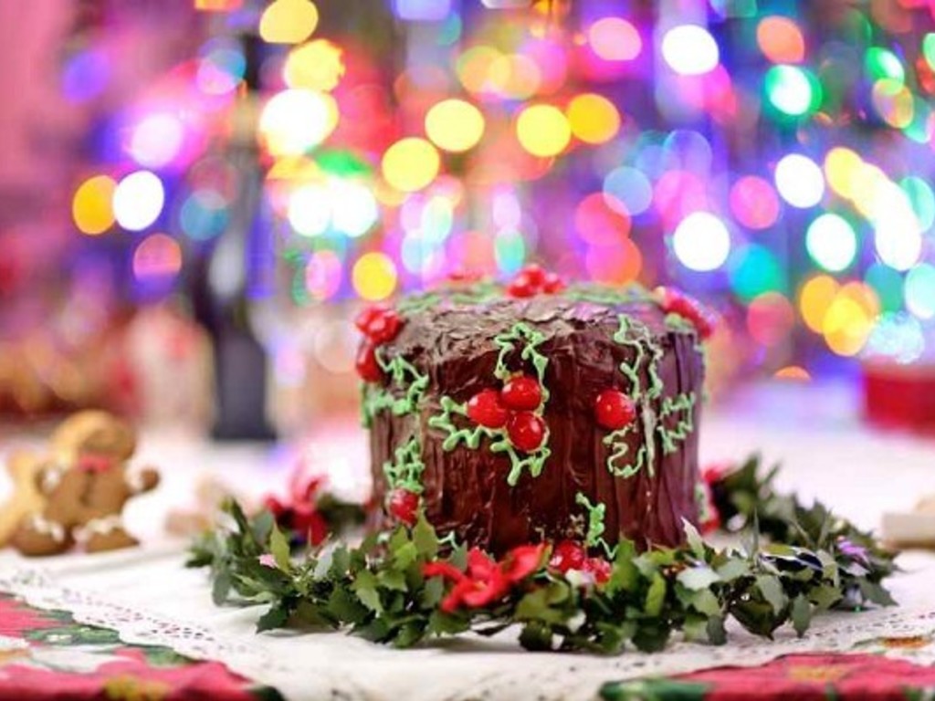 Panettone farcito di panna e lamponi ricoperto di ganache al cioccolato