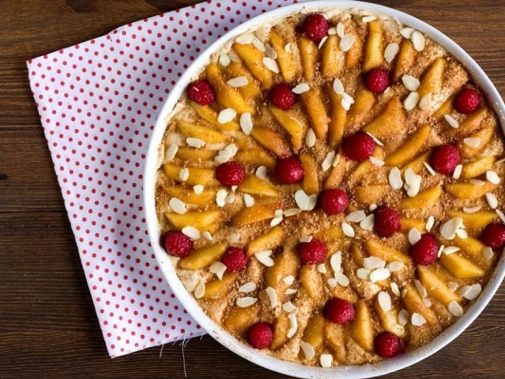 Torta alle mandorle con pesche, lamponi ed amaretti