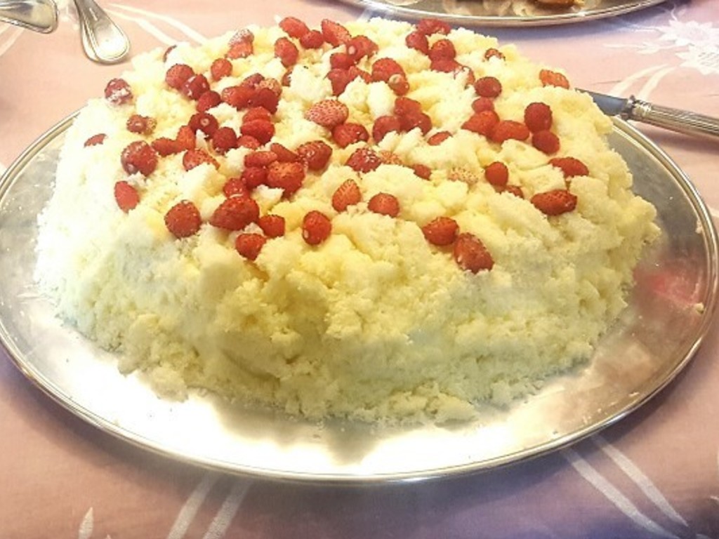 Torta Mimosa con fragoline di bosco