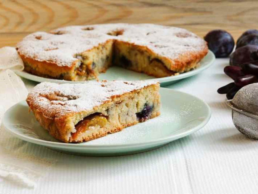 Torta soffice all'uva e prugne