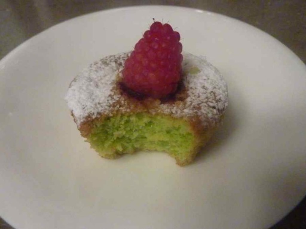 Tortino di piselli e frutti di bosco