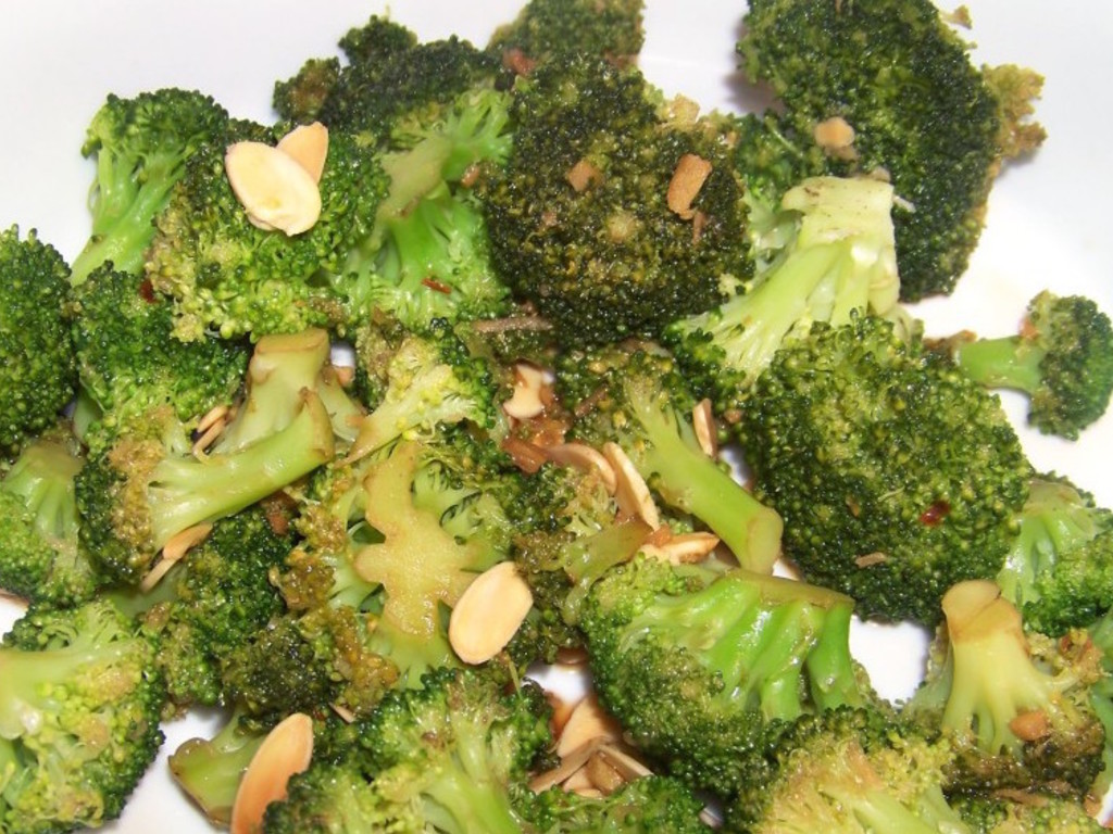 Broccoli saltati con mandorle