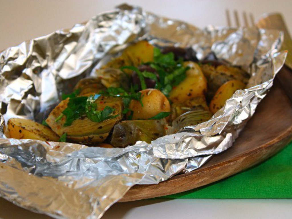 Cartoccio di patate e carciofi all' alloro