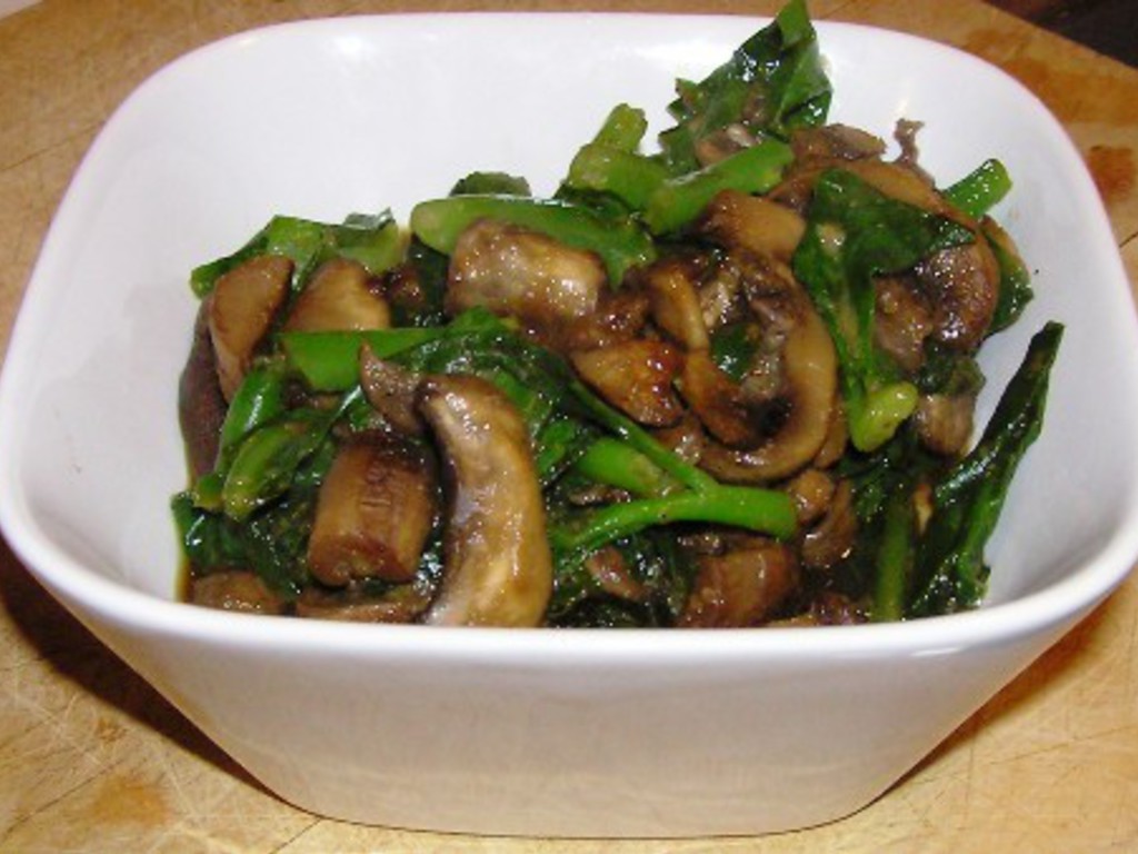 Germogli di bambù, funghi e spinaci saltati