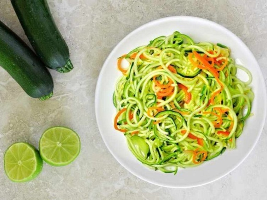 Insalata di spaghetti di verdure miste