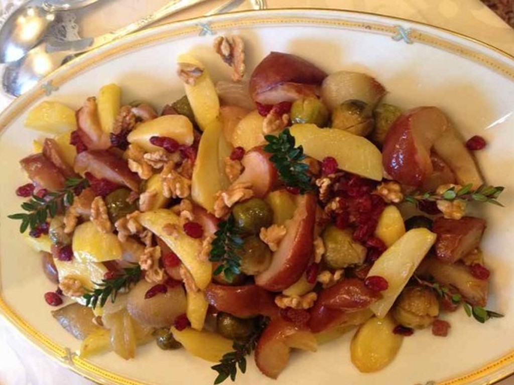 Mele, patate, cavoletti e scalogni in teglia