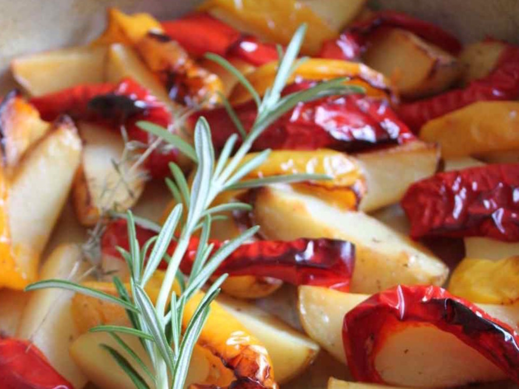 Peperoni e patate al forno