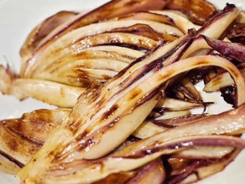 Radicchio in padella con uvetta e pinoli