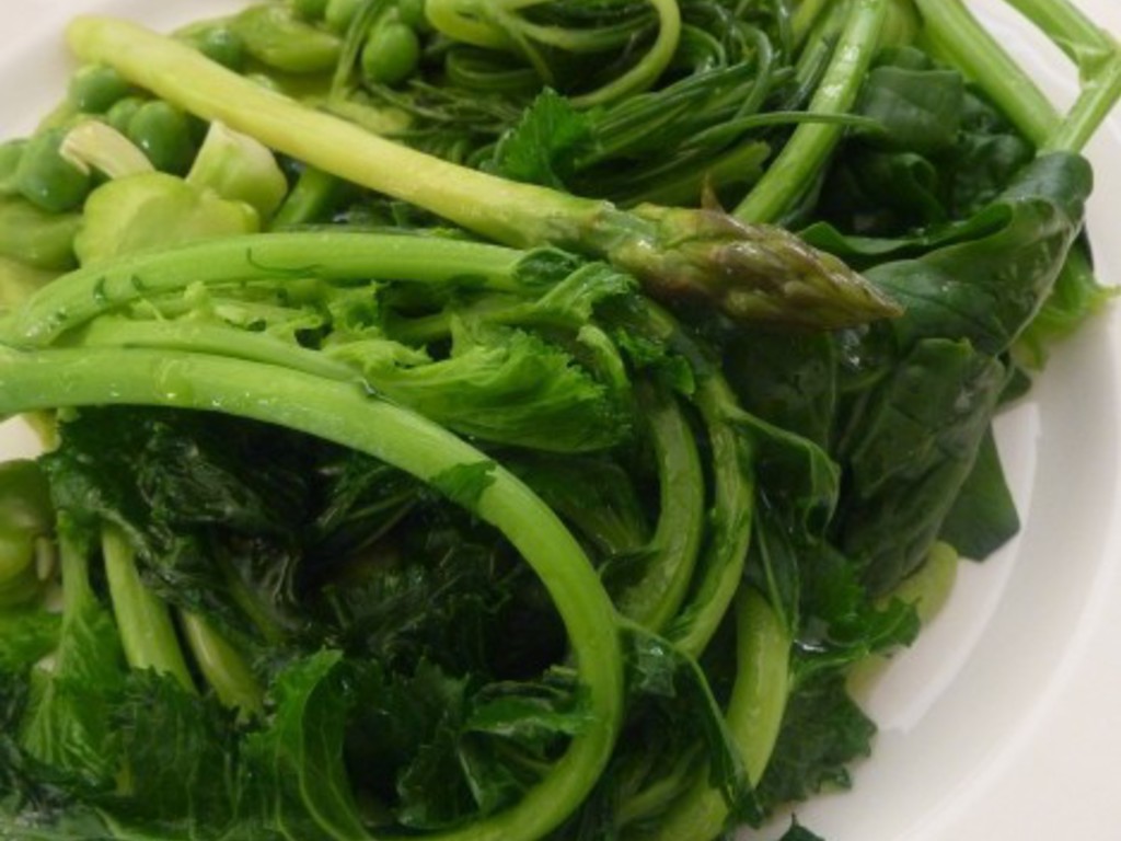 Verdure di primavera in insalata