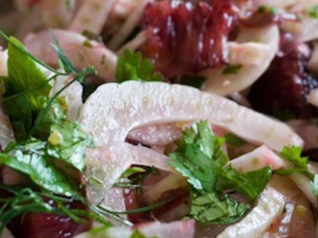 Insalata di finocchi, insalatine miste, bresaola e uva