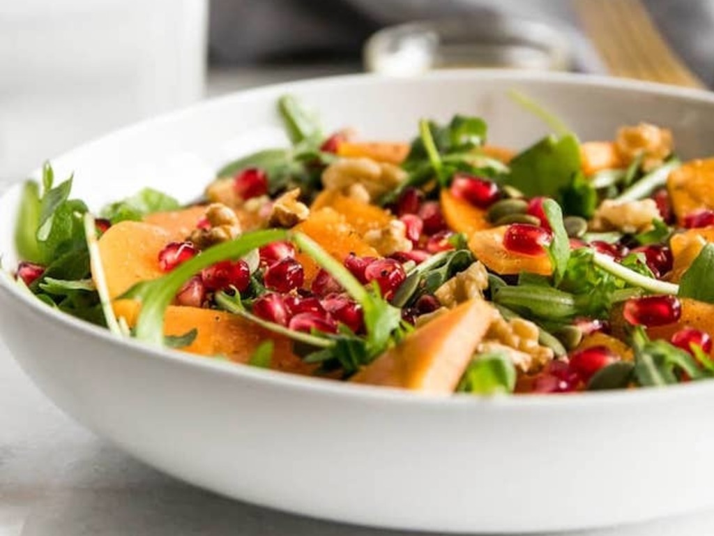 Insalata di cachi e melograno con rucola e noci