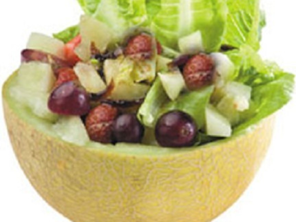 Insalata di lattuga, melone, fragole e noci