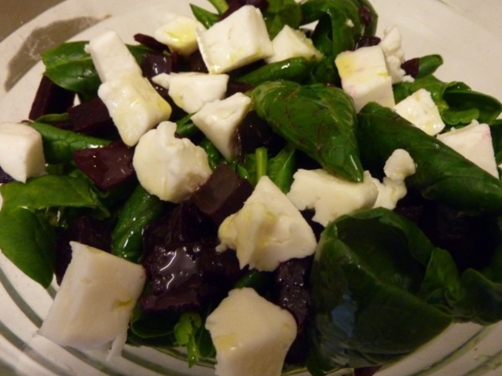 Insalata di spinacini con barbabietola e formaggio di capra
