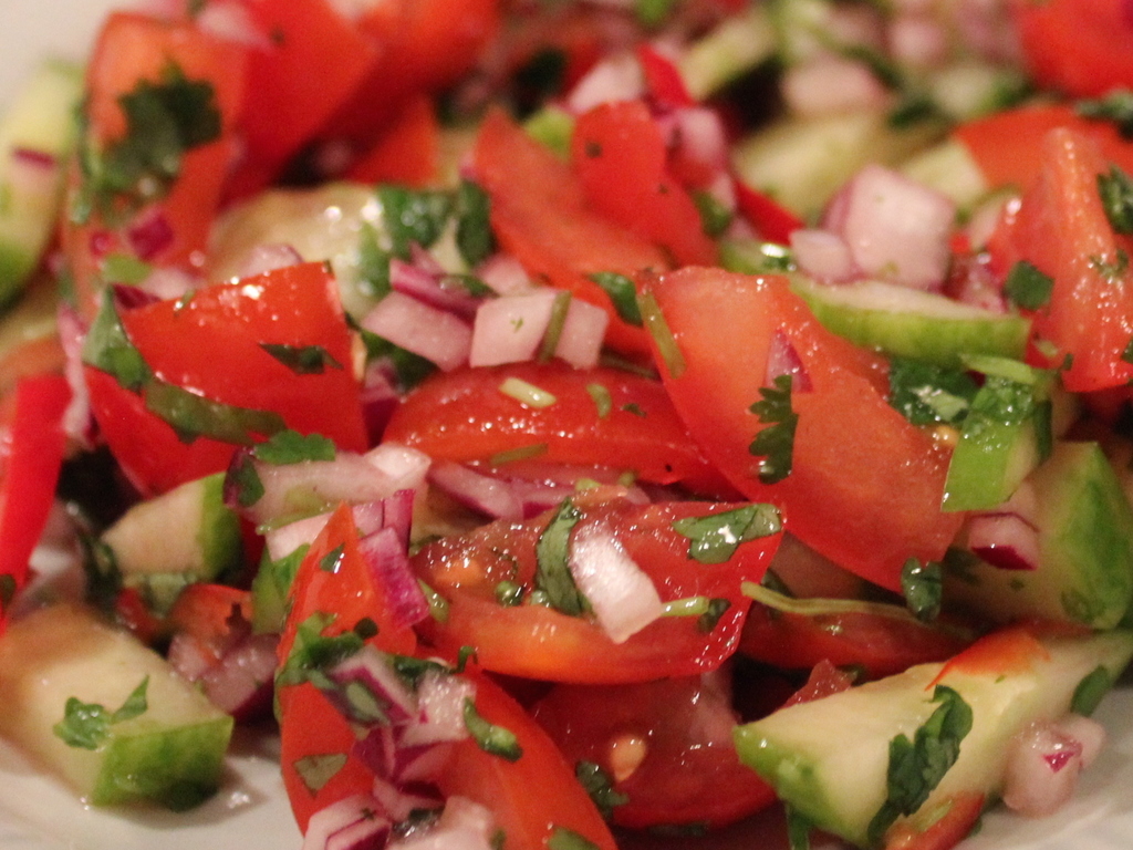 Insalata indiana di cipolla, cetriolo, pomodori, e peperone verde - Kachoomar