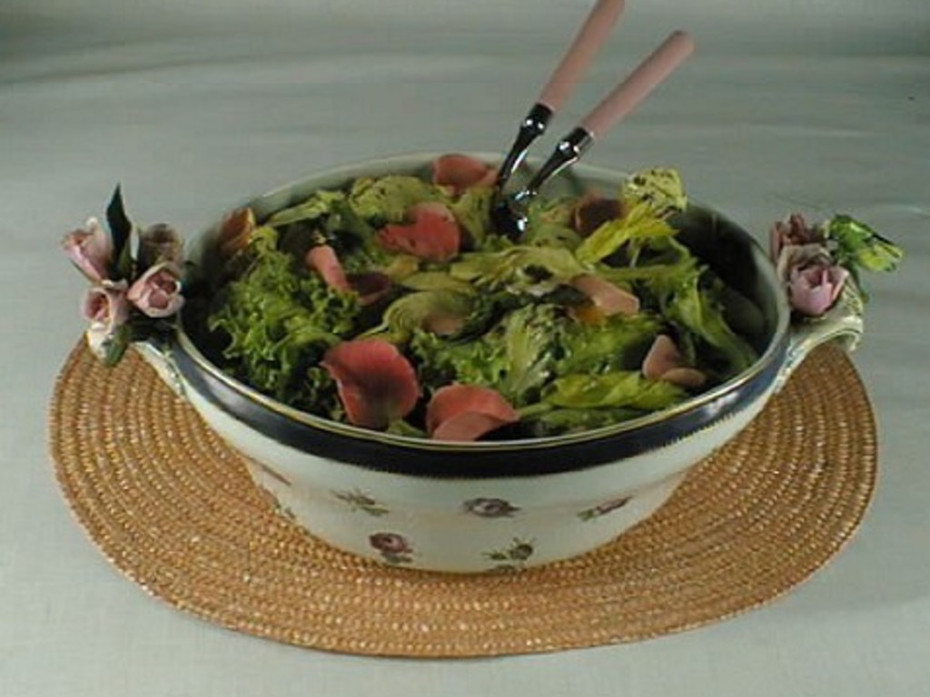Insalata mista ai petali di rosa