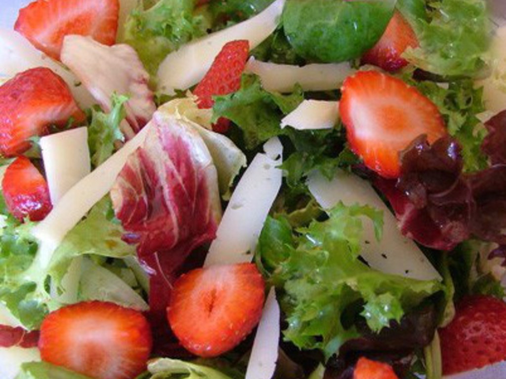 Insalata mista con fragole e pecorino
