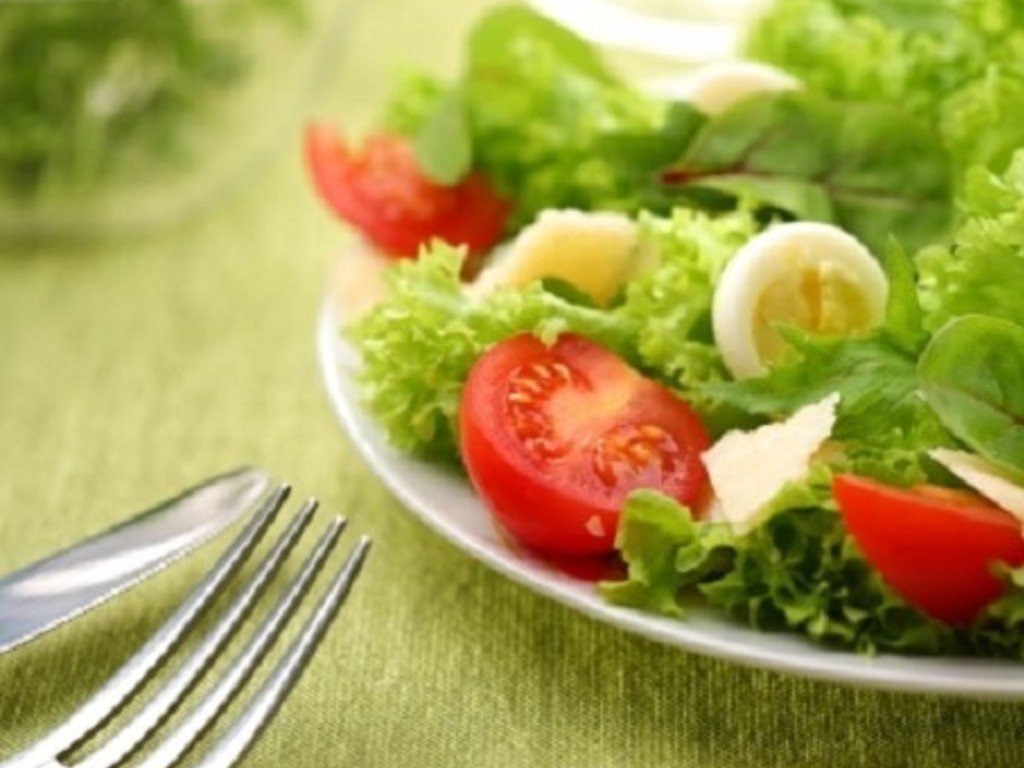 Insalata mista con uova di quaglia, pomodorini e grana