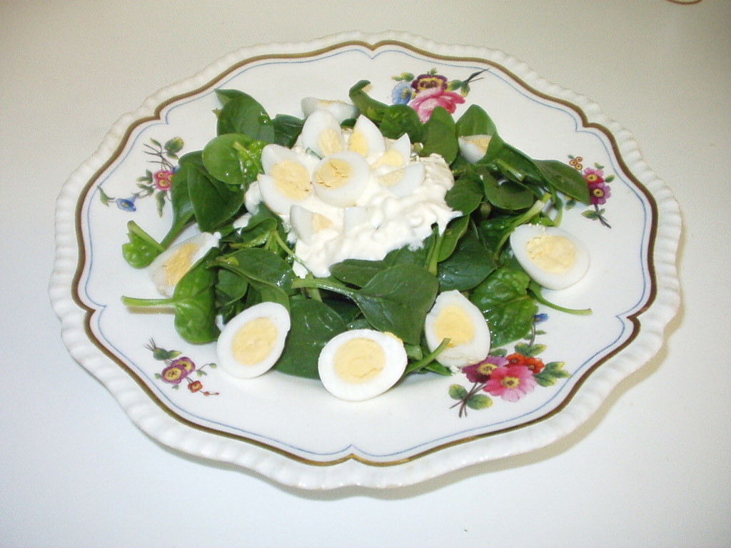 Insalata pasquale di spinacini freschi e uova di quaglia