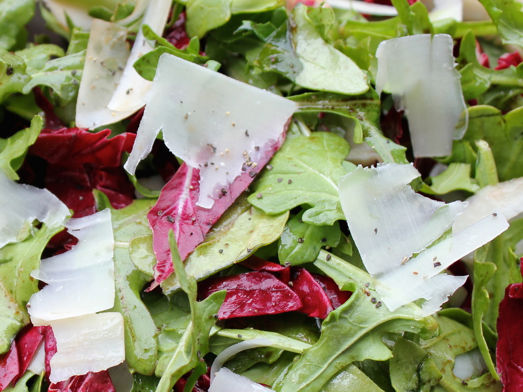Insalatina verde con cipolla rossa e schegge di parmigiano