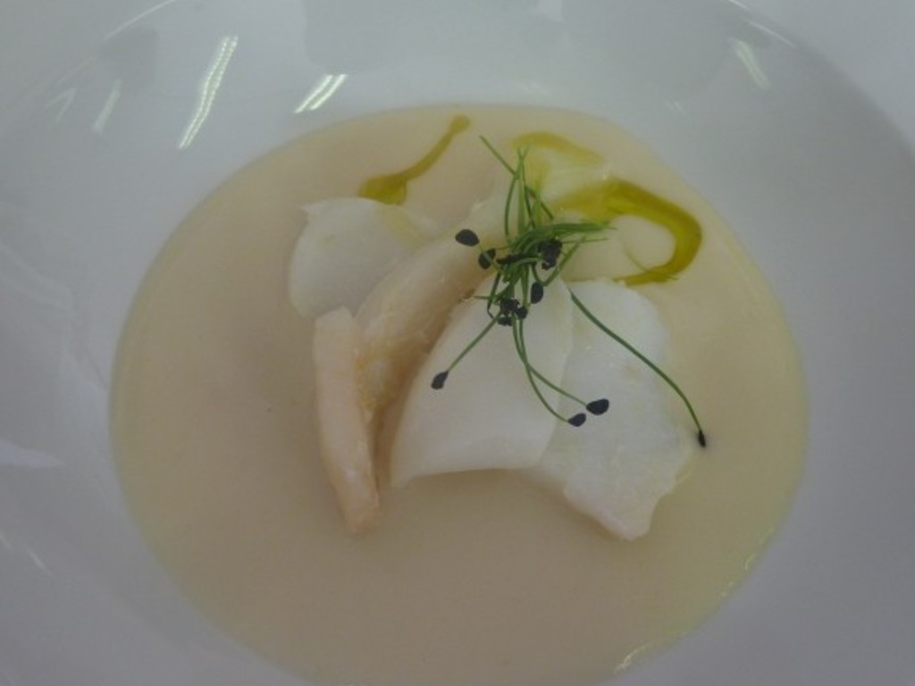 Crema di cannellini con petali di baccalà cotto in olio extra vergine a bassa temperatura