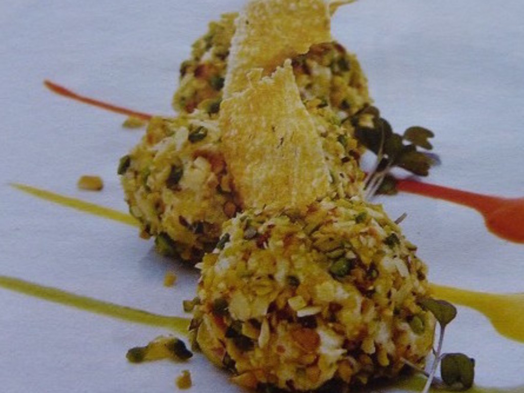 Crocchette di baccalà mantecato in crosta di frutta secca e chips di polenta soffiata