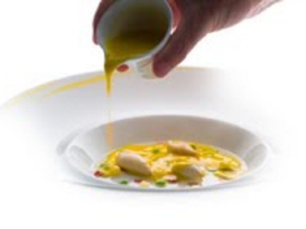 Calamaretti leggermente affumicati ripieni di formaggi locali con crema tiepida di peperoni gialli