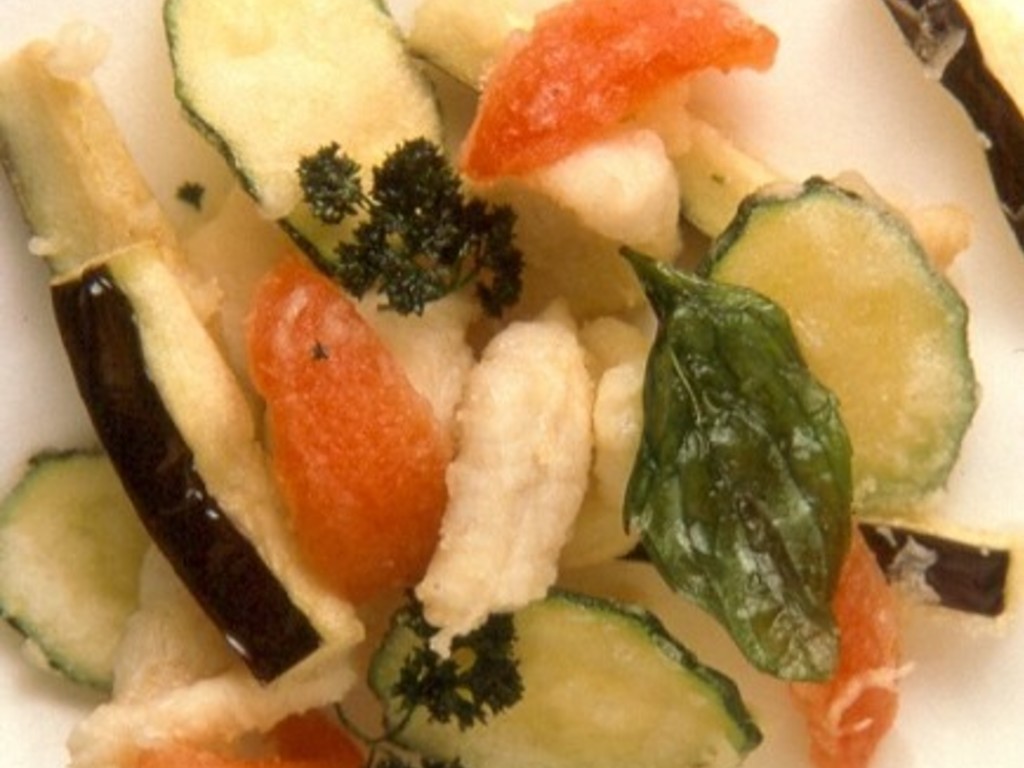 Fritto di code di scampi e verdure, salsa agrodolce
